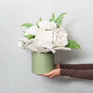Hello Lover 👆🏻💚🎁 our petite Flower Hat Box in Eucalyptus will suit mini flower arrangements, small gifts, and hampers.

Use the lid to safely enclose gifts or use it as a base cover for open hamper and floral displays.

Internal dimensions of this box measure: 13.8cm in diameter and 13cm tall. With the lid on, this box measures 15cm wide and 13.5cm tall. This box is sold individually.

ITEM: 23022SG
.
.
#kochandco #kochinspo #hatbox #hamperboxes #sagehatbox