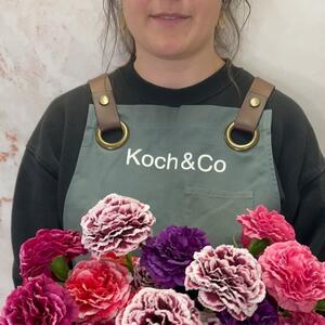 🌸💜 Introducing our Flower of the Week: Carnations!
 
Symbolising admiration and love, this captivating collection of Carnations comes in an array of moody & rich colours that are perfect for making a bouquet with a little more attitude.
 
Shop all the supplies to make this arrangement via the link in our bio and let your creativity bloom.
.
.
.
#KochAndCo #FloralDesign #Carnations #FloralBouquet #FlowerLover #FlowerOfTheWeek #FlowerArrangements #FloralInspiration #Floristry #DIYFlorals #inbloom