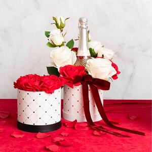 These petite flower hat boxes are available in white and red with a red heart print in diamond formation and also with a black heart print in diamond formation.

The red print comes with a white lid and the black print comes with a black lid. The lids can sit underneath or on top for gifting. 
 
These round hat boxes suit mini flower arrangements, small gifts, and hampers for this Valentine’s season or for any love occasion. 
 Finish off with a soft or vibrant ribbon.

Internal dimensions are 13.8cm in diameter and 13cm tall. With the lid on, this box measures 15cm wide and 13.5cm tall. This box is sold individually.

SKU: 23023WHBK & 23023WHRE
.
.
.
.
.
.
#kochandco #kochinspo #valentineshatboxes #hatboxflowers